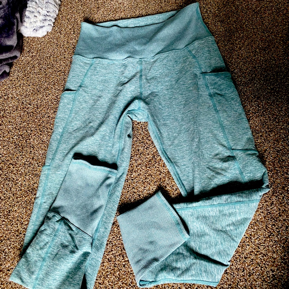 Kirkland brand athletic leggings, like new.